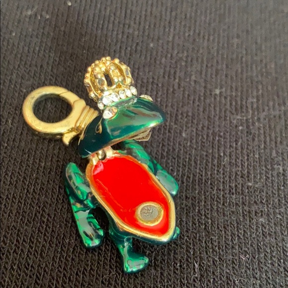 Green enamel frog charm - Picture 2 of 6